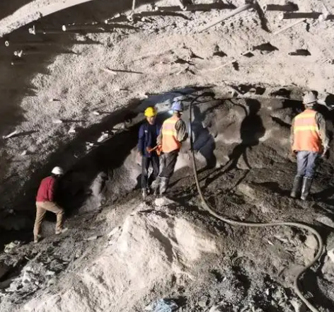 开远隧道拱顶带模注浆料，微膨胀注浆料的特点及施工工艺